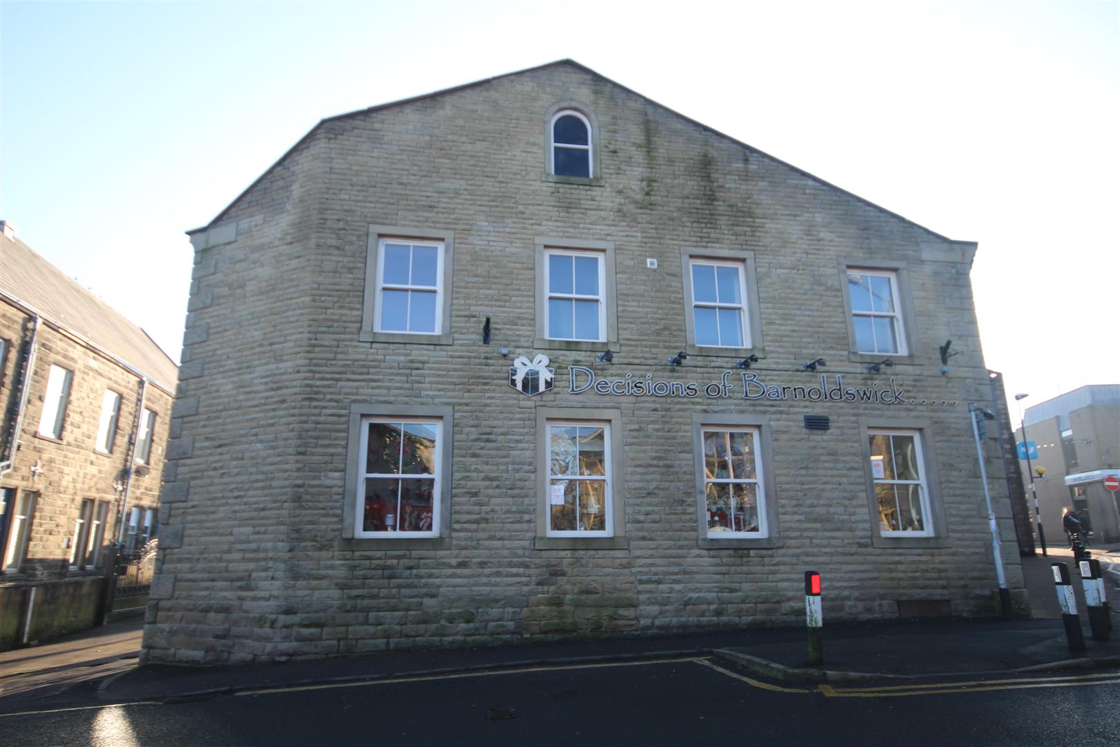 2 bedroom above shop apartment To Let in Barnoldswick - 2016-01-20 11.21.03.jpg